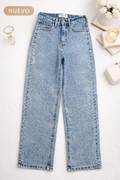 Pantalón azul con perlas plateadas.