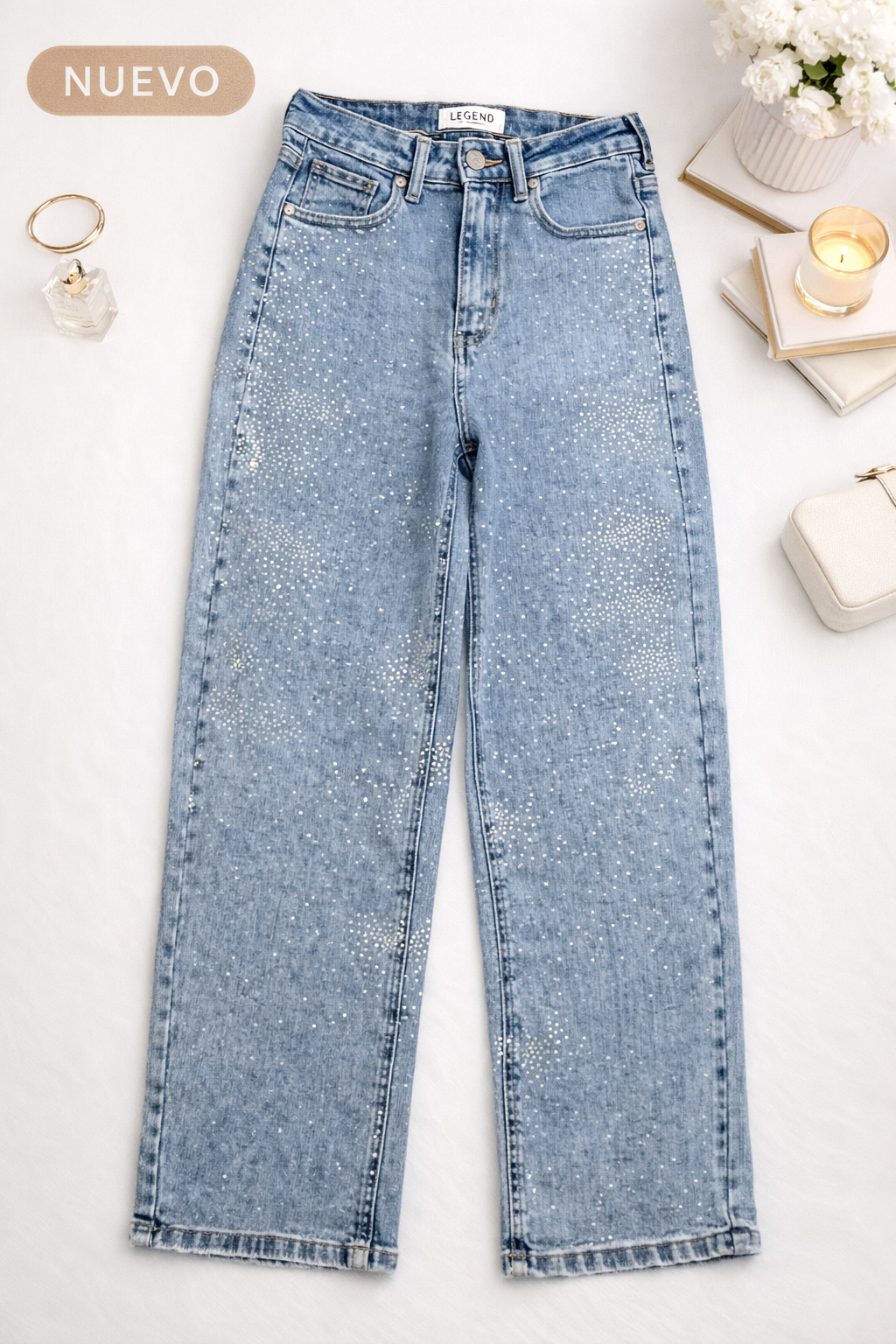 Pantalón azul con perlas plateadas.