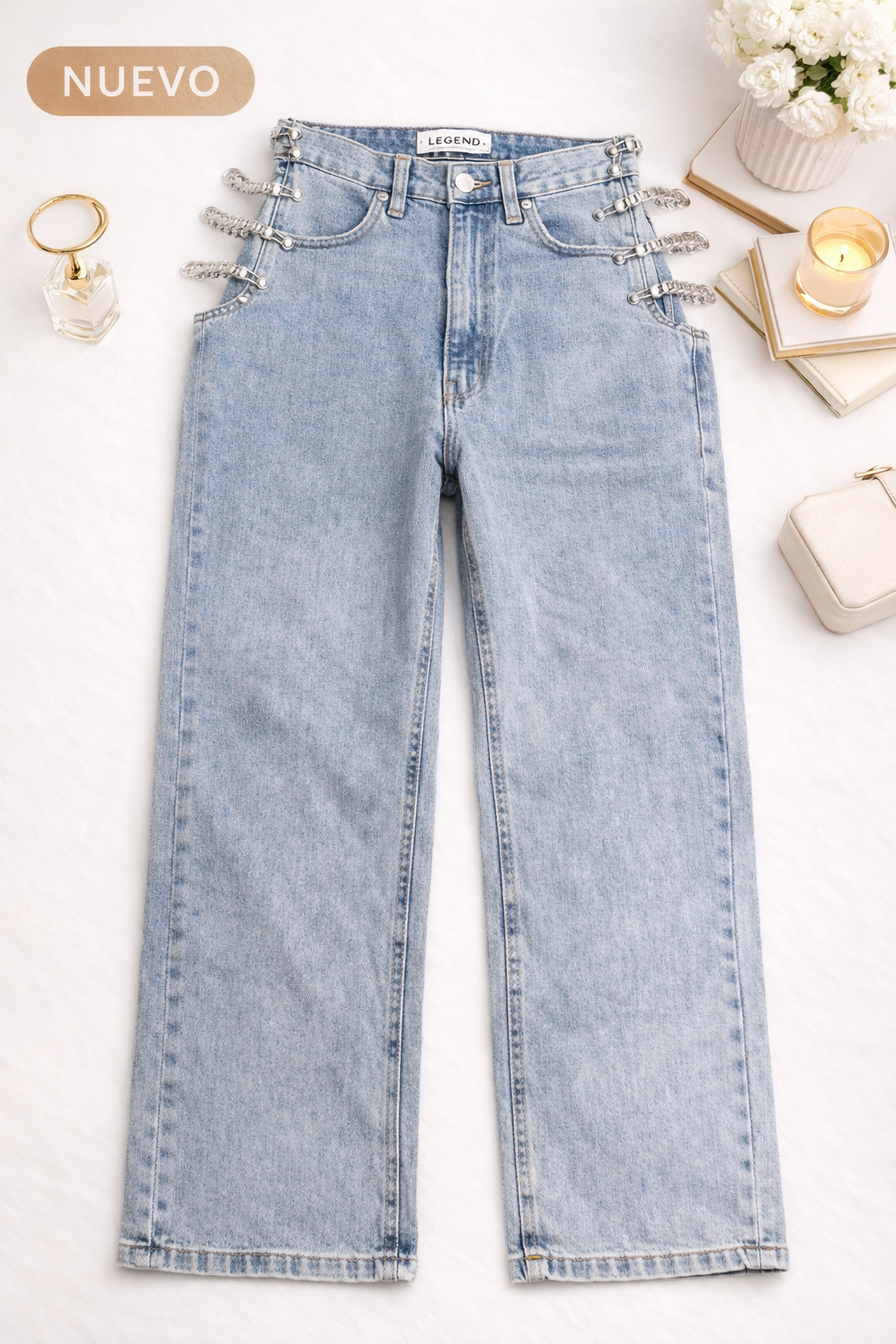 Pantalón azul con cadenas al lado.