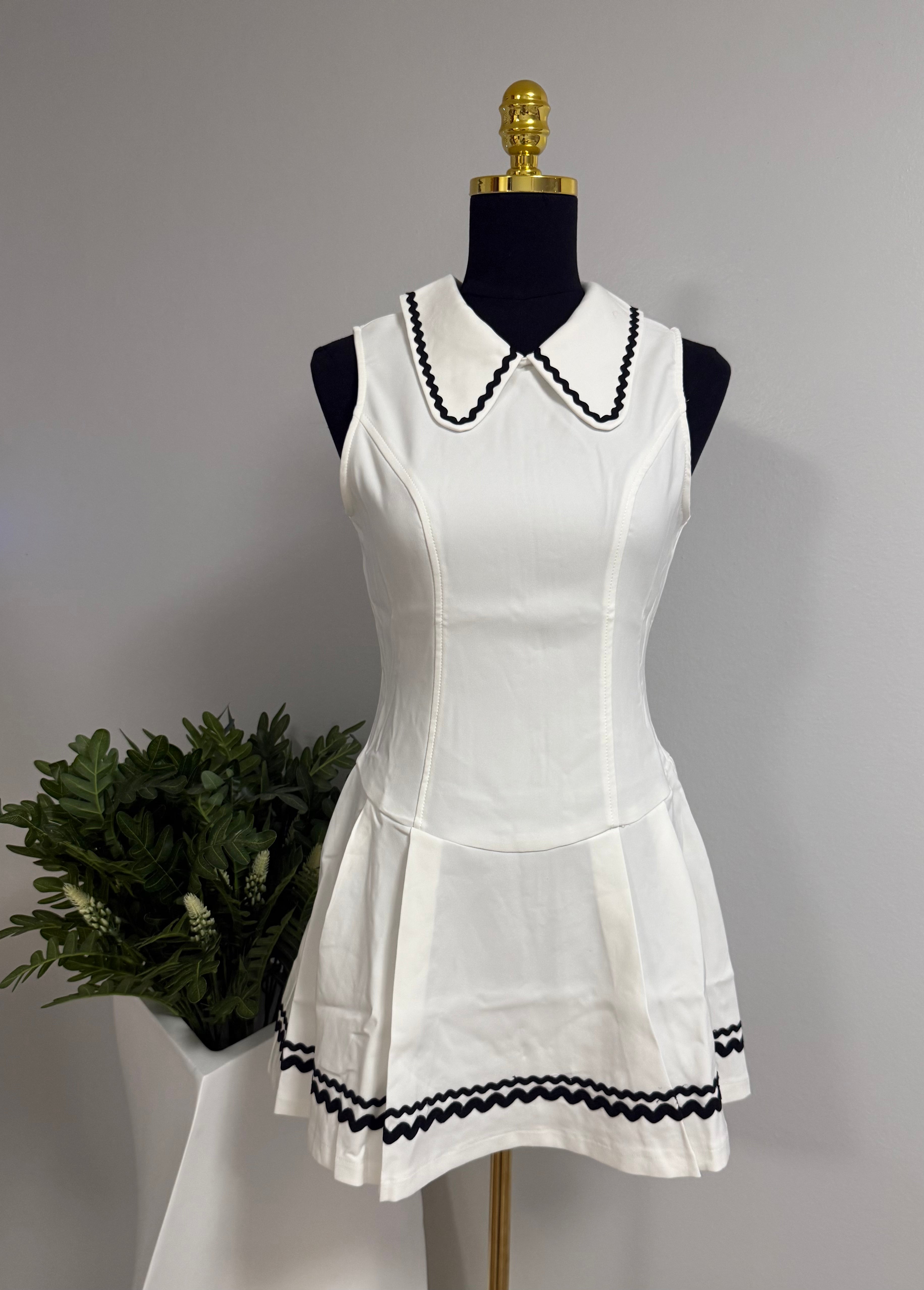 TRAJE CORTO ESTILO TENIS CON CUELLO BLANCO Y NEGRO